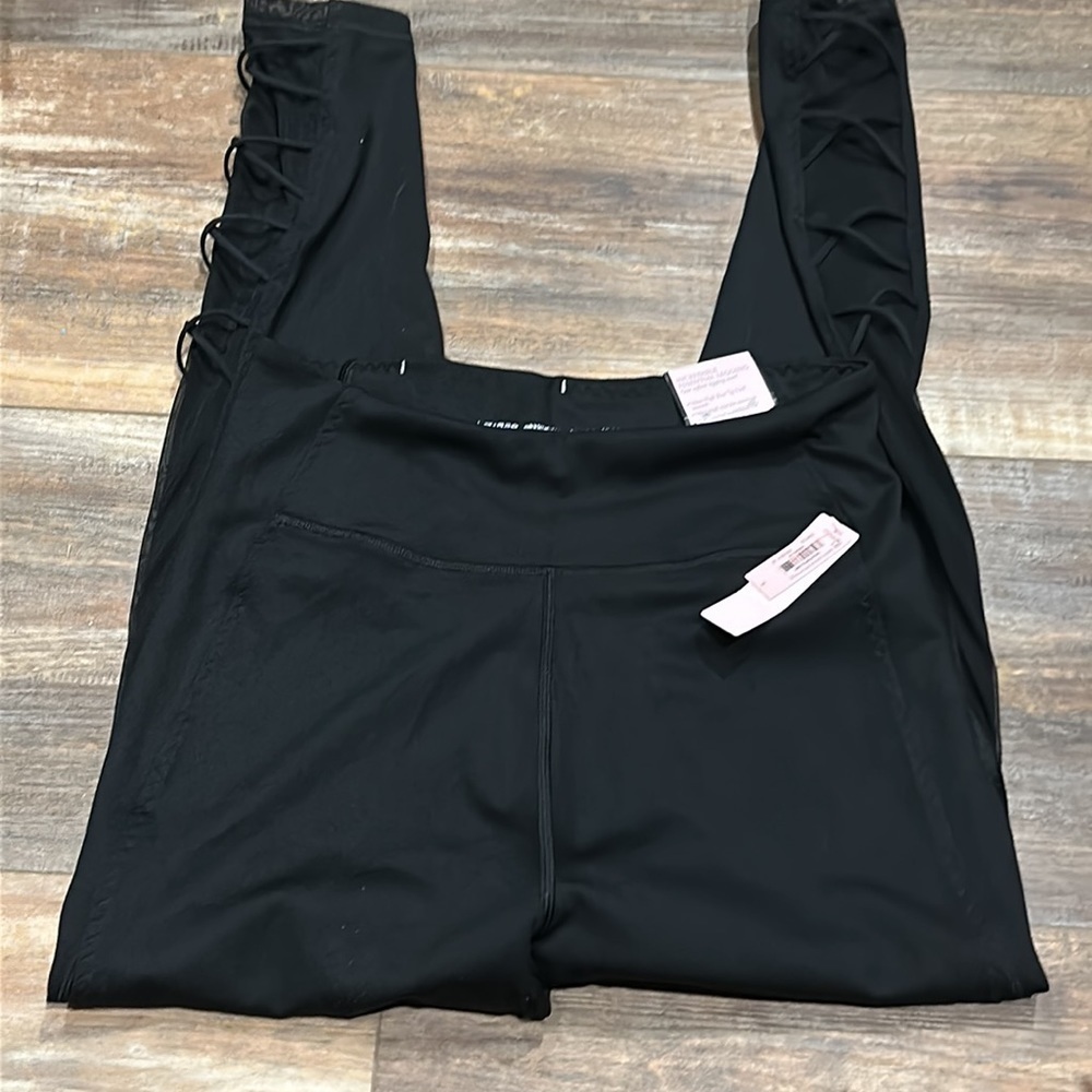 Victoria's Secret NWT Incredible Essential Legging, strappy detail, Black Sz 8